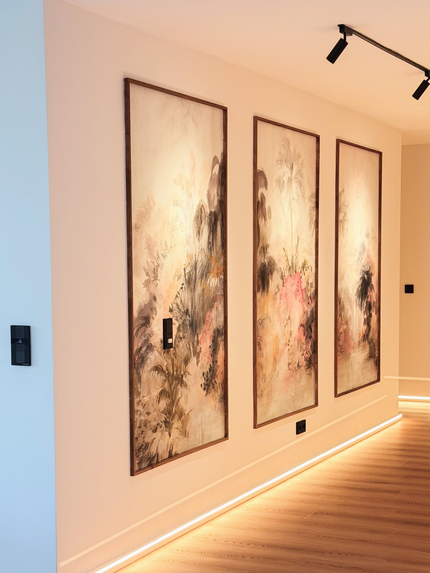 Couloir avec tableaux